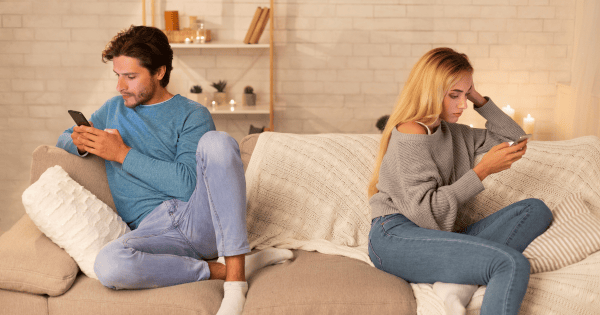 Ekrany w domu, czyli niewidzialny złodziej relacji